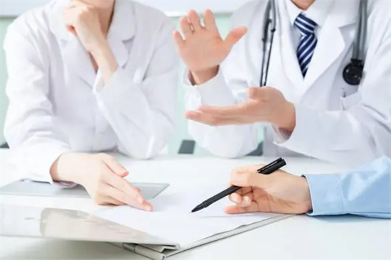 高龄女性做试管放几个胚胎更稳妥？医生给出的个性化建议